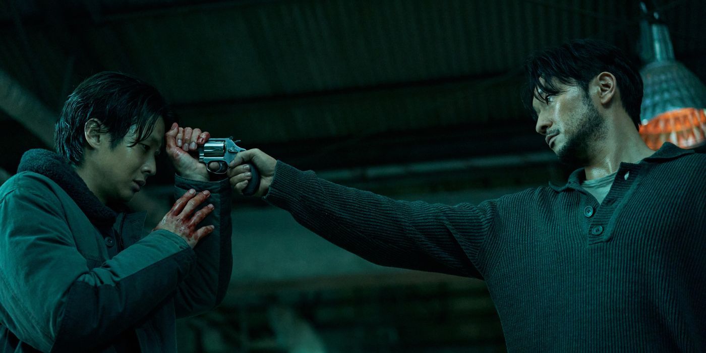 Sun Suk Ku as Jang Nan-gam, pointing his gun at the head of Choi Woo-shik's Lee Tang in A Killer Paradox