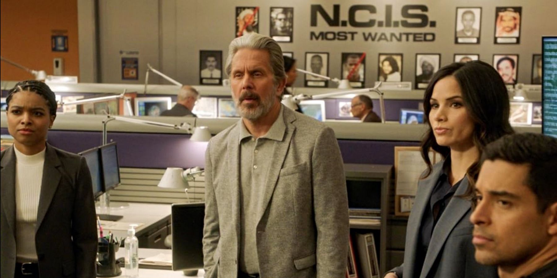 Alden Parker (Gary Cole) planning out an investigation with the cast in NCIS
