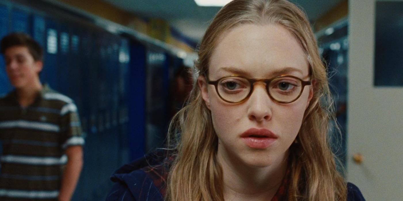 Amanda Seyfried as Needy looking pensive while walking down a hallway in Jennifer's Body