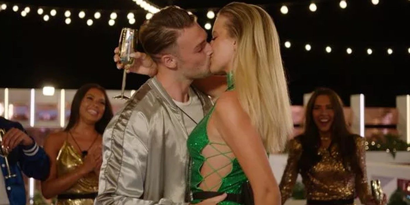 Andrew & Tasha kiss with other islanders clapping in the background in Love Island UK