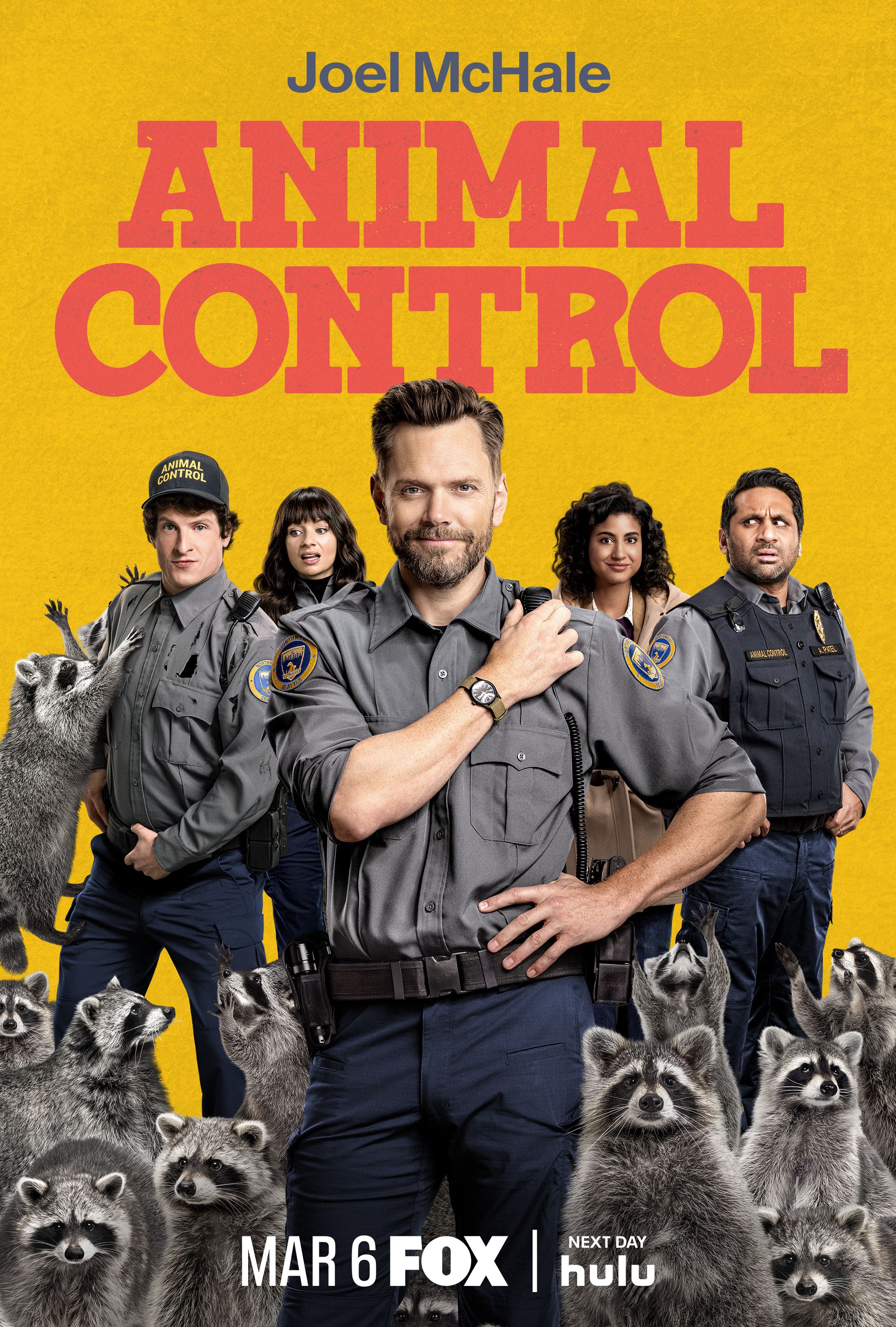 Joel McHale y el elenco de Animal Control se paran frente a un mapache.