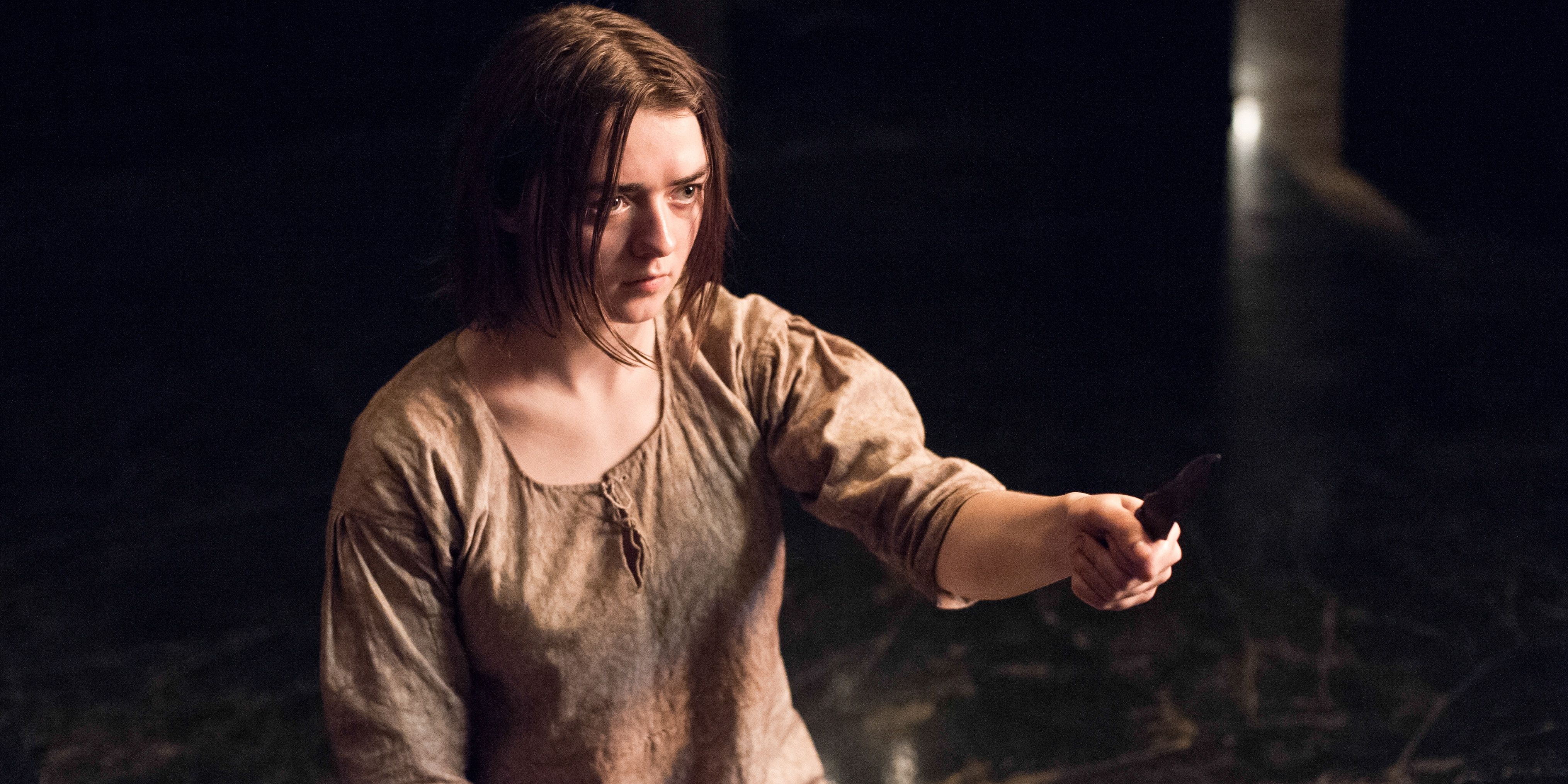 Game of Thrones- Maisie Williams as Arya Stark holding weapon