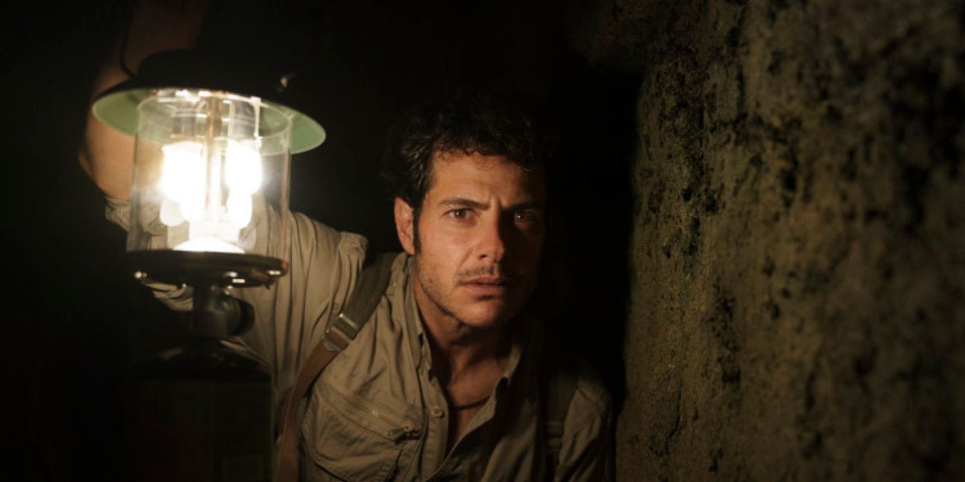 Alfonso Dosal holding a latern in Bandidos.