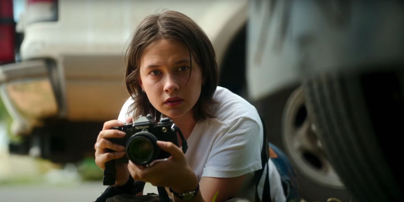 Cailee Spaeny holding a camera in Civil War