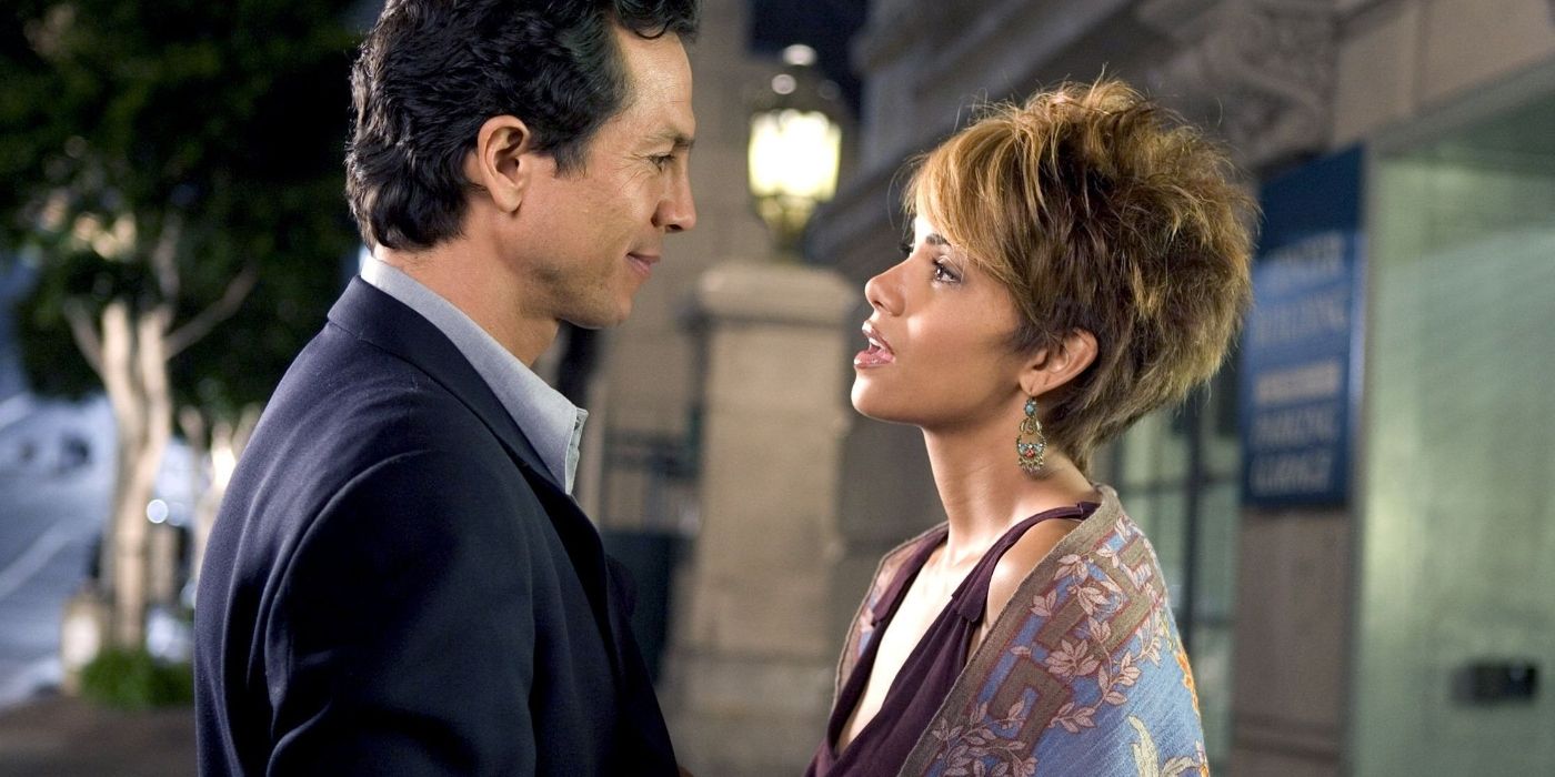 Halle Berry and Benjamin Bratt as Patience Phillips and Tom Lone talking in the street in Catwoman