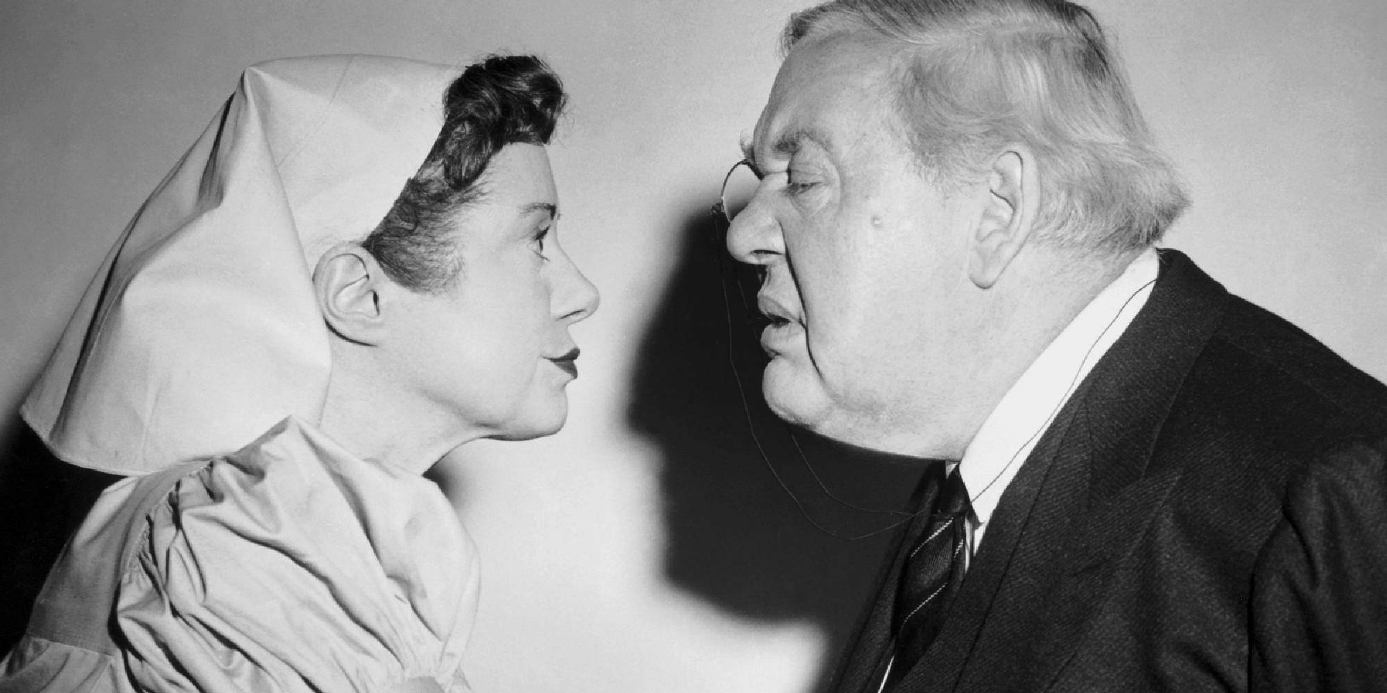 Charles Laughton and Elsa Lanchester in Witness for the Prosecution looking at each other.