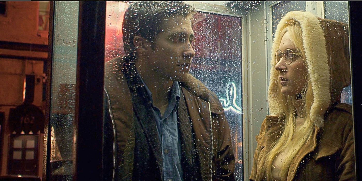 Chloe Sevigny and Jake Gyllenhaal in a phone booth in Zodiac.