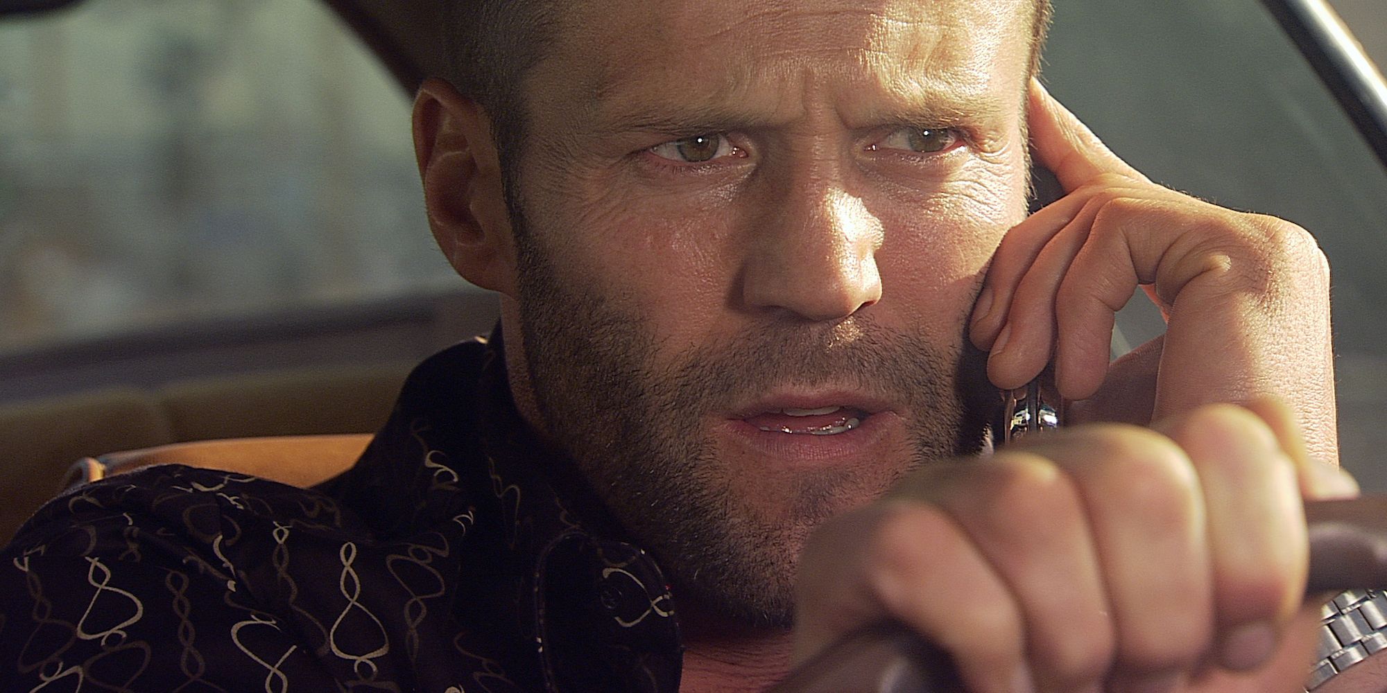 Jason Statham condueix mentre parla per un mòbil com Chev a Crank.