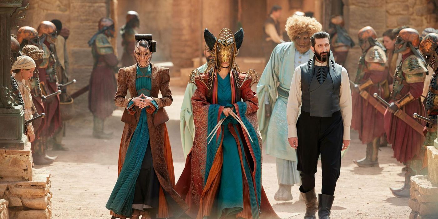 Ishamael (right), Suroth (Middle) and Alwhin (left) walk through the crowds at Falme