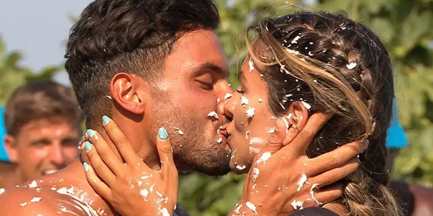 Davide & Ekin-Su kiss covered in soap bubbles on Love Island UK