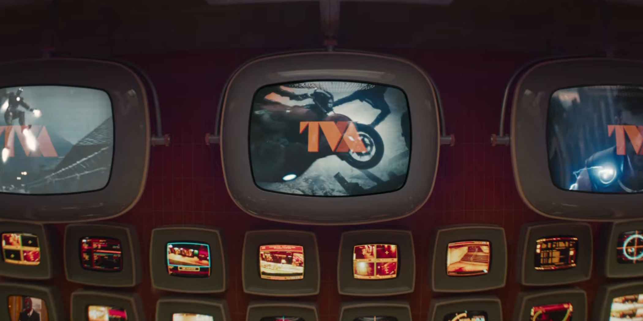 يعرض جدار الشاشات في TVA مشاهد مختلفة من أفلام MCU السابقة. 