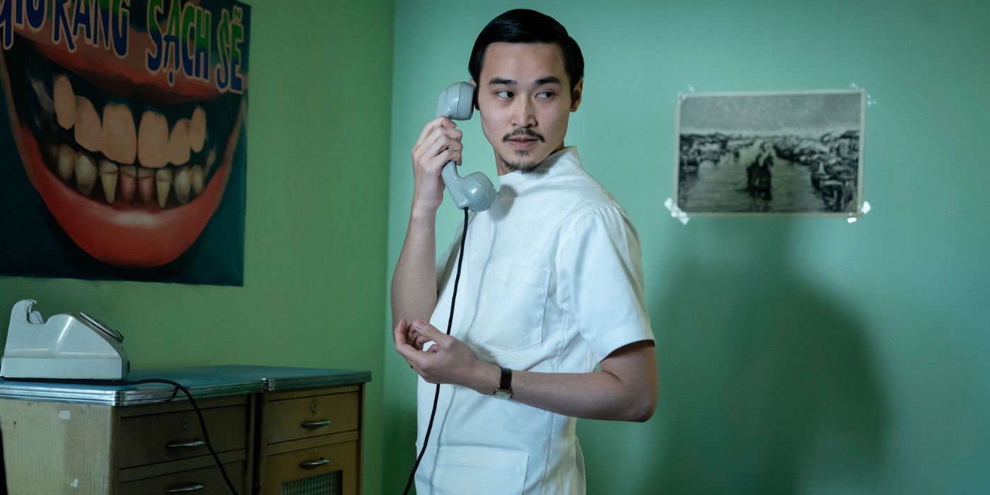 Duy Nguyen interpreta el papel de un hombre que sostiene un teléfono en la oreja en 