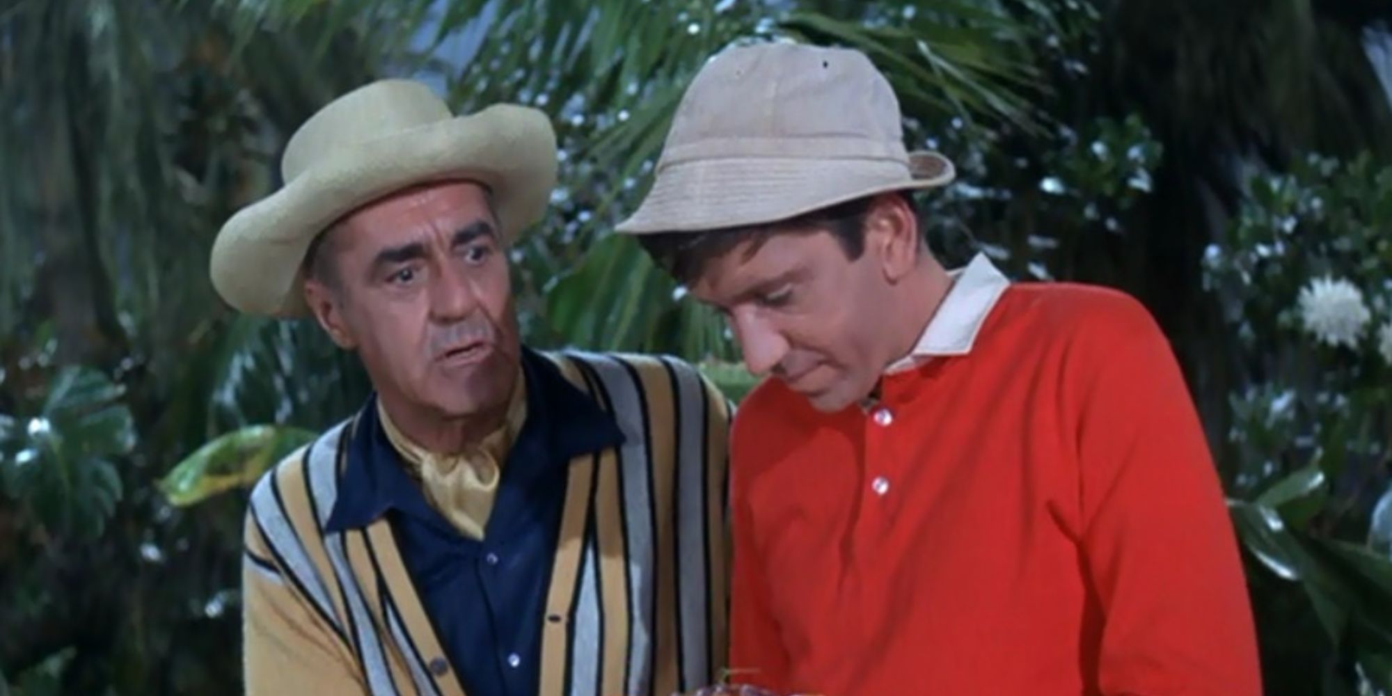 Bob Denver y otro hombre hablando fuera del bosque en la isla de Gilligan