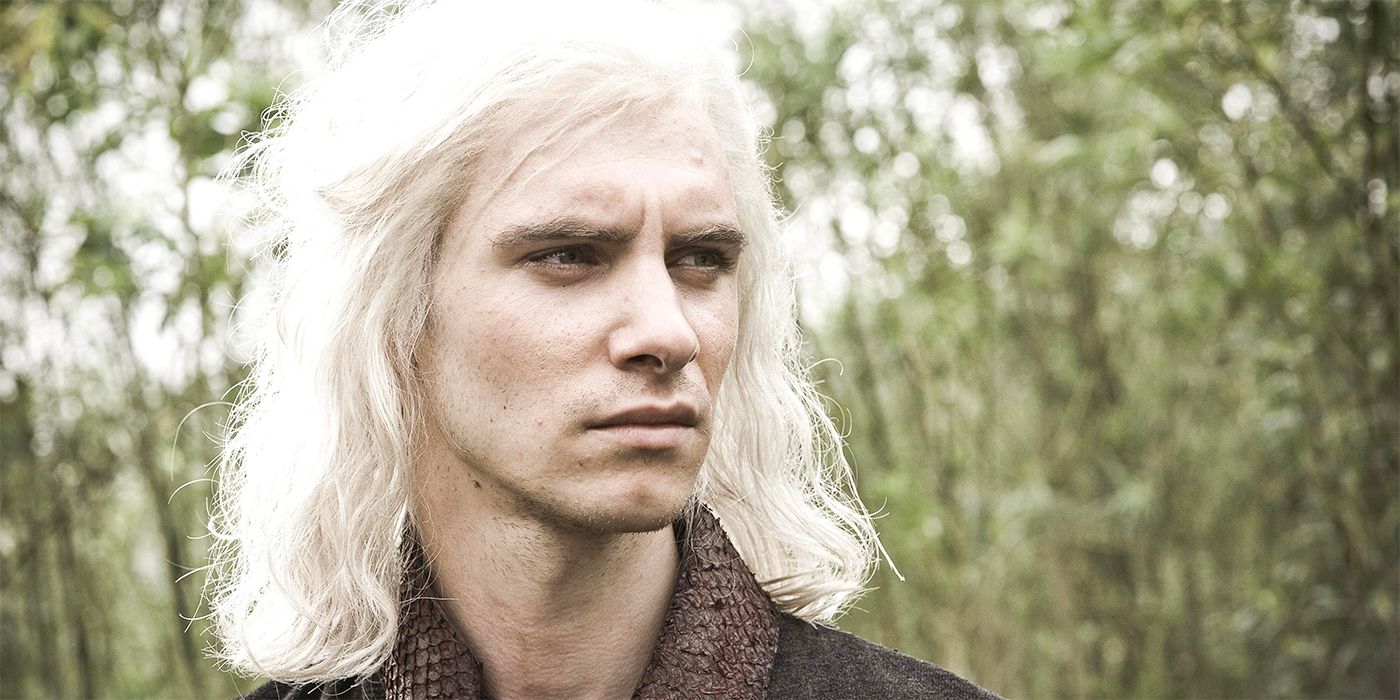 Viserys Targaryen frowning and looking to his left in Game of Thrones Season 1