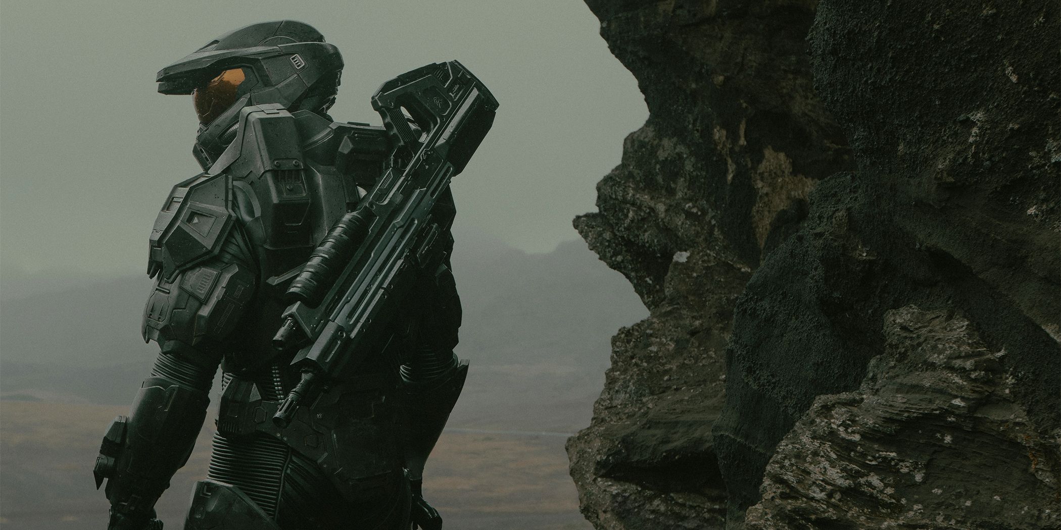 Pablo Schreiber as Master Chief standing in a rocky terrain overlooking a valley in Halo Season 2