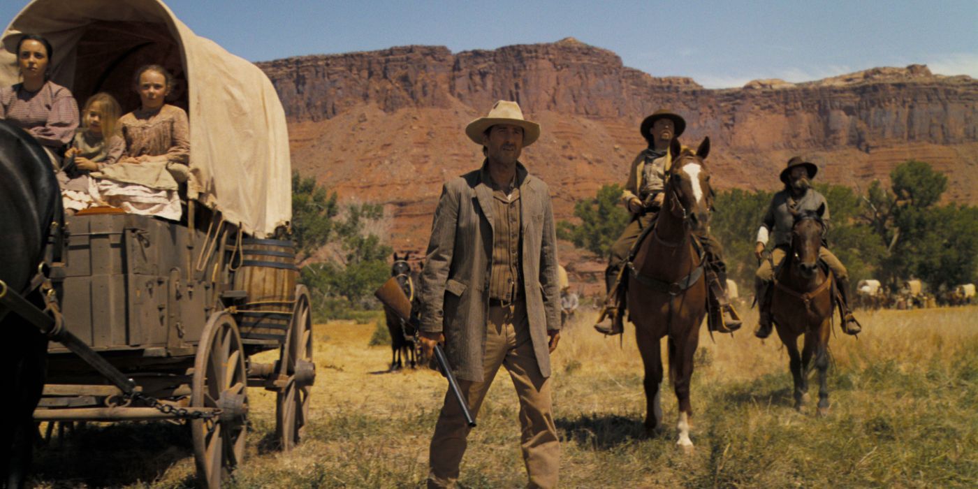 Luke Wilson standing beside a carriage in Horizon: An American Saga.