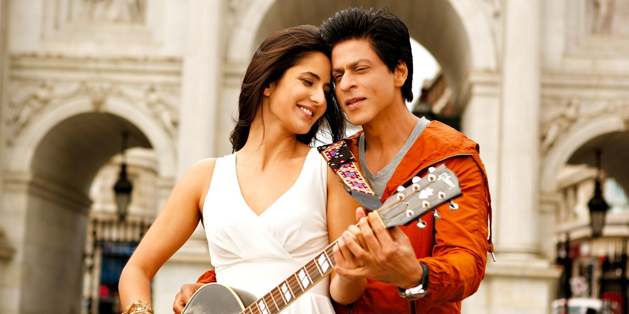 Shah Rukh Khan playing guitar with a woman in Jab tak hai jaan