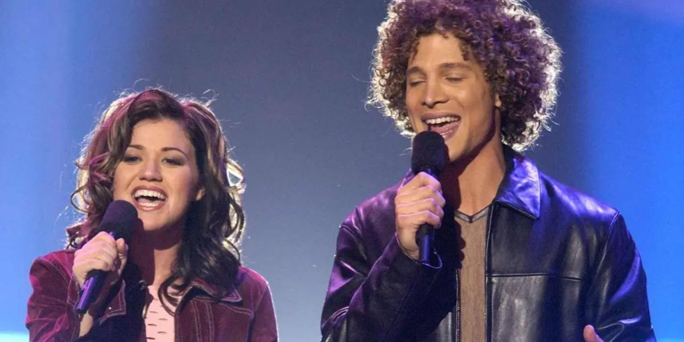 Kelly Clarkson and Justin Guarini sing on the first season of 'American Idol.'