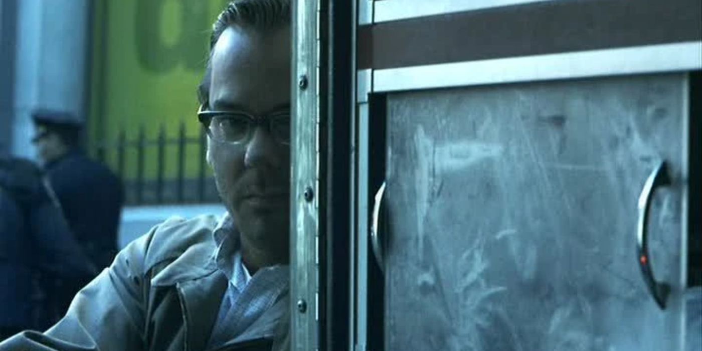 Kiefer Sutherland as The Caller peeking around a wall in Phone Booth