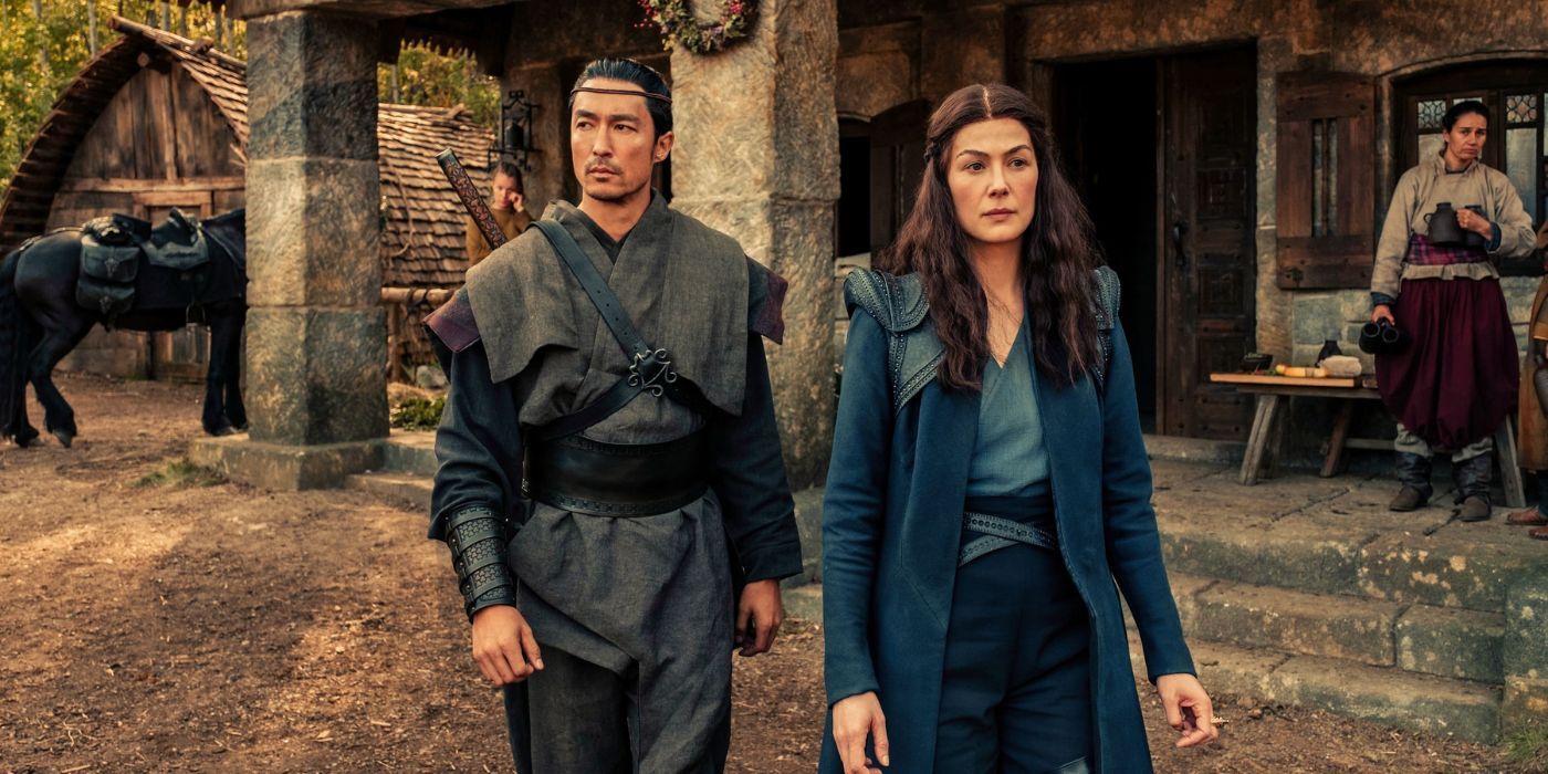 Lan (left) and Moiraine (right) walk through Emond&rsquo;s Field