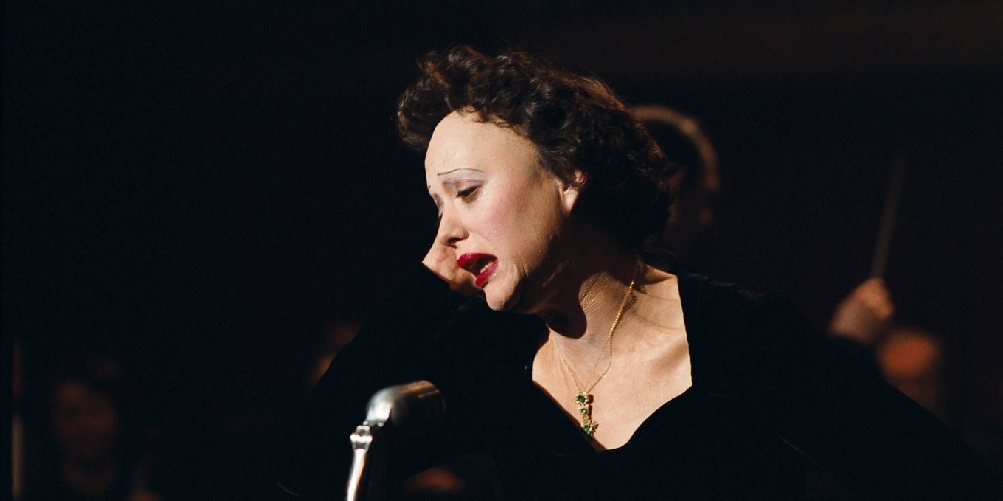 Édith Piaf singing in La Vie En Rose.