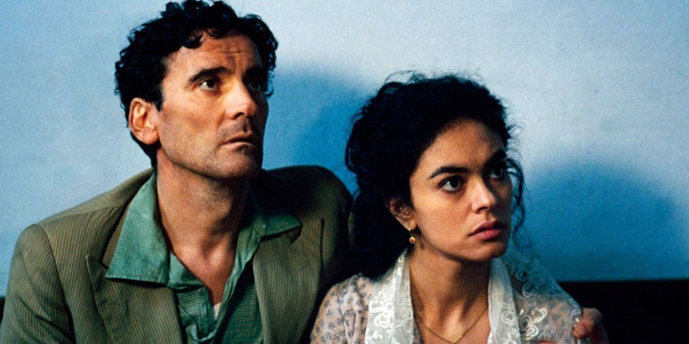 Massimo Troisi and Maria Grazia Cucinotta in 'Il Postino' (1)