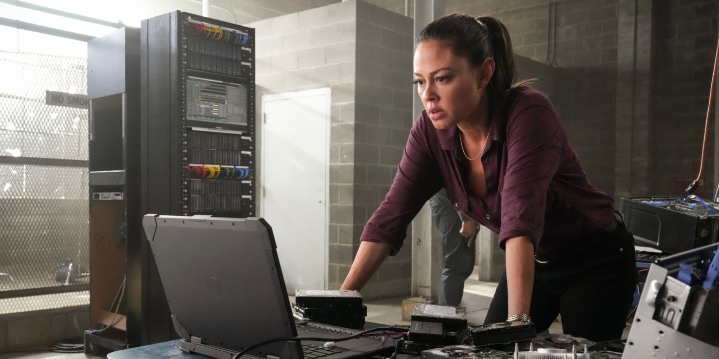 Vaness Lachey, looking at a laptop, as Jane Tennant in NCIS: Hawai'i