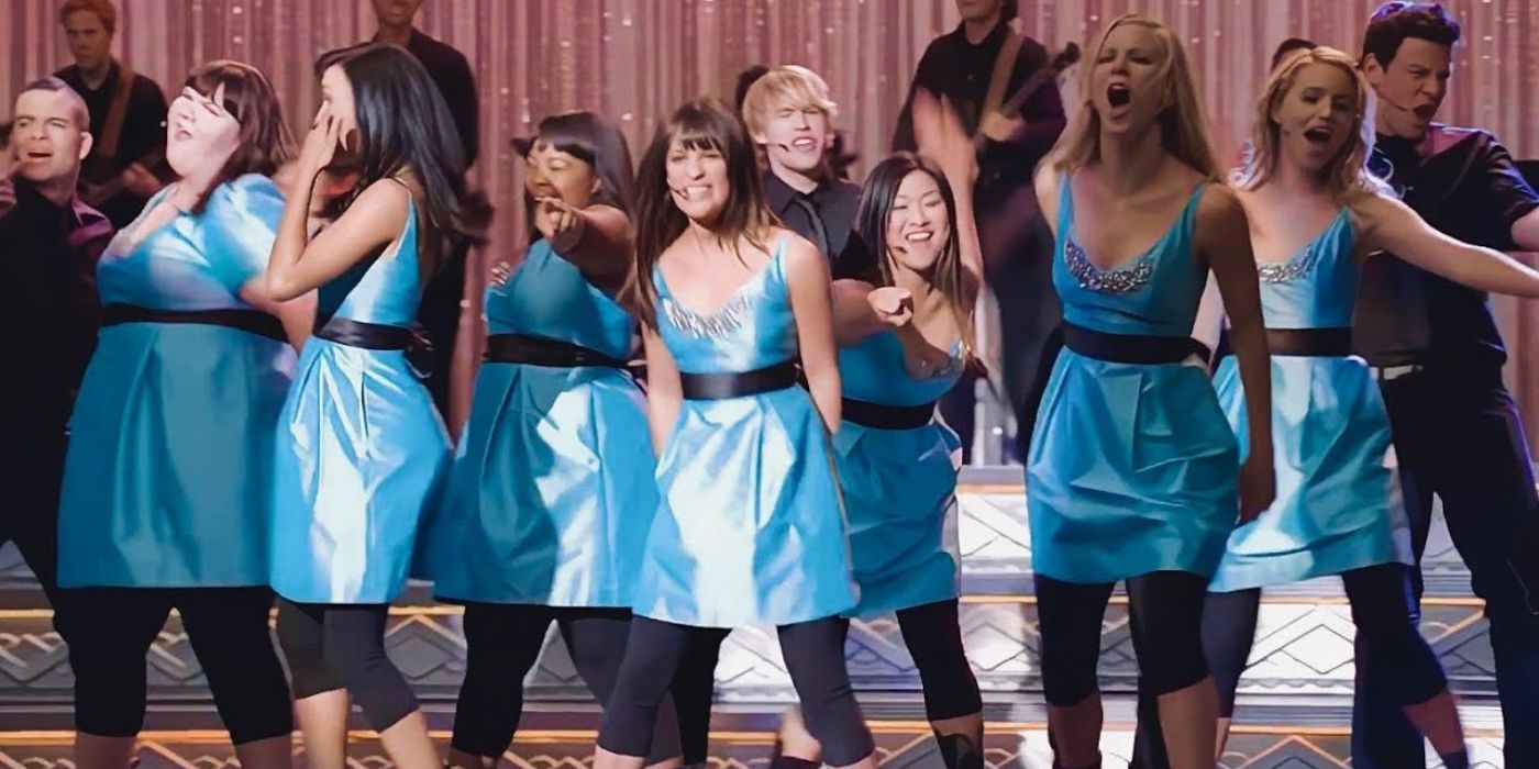 The New Directions performing Loser Like Me on stage in Glee