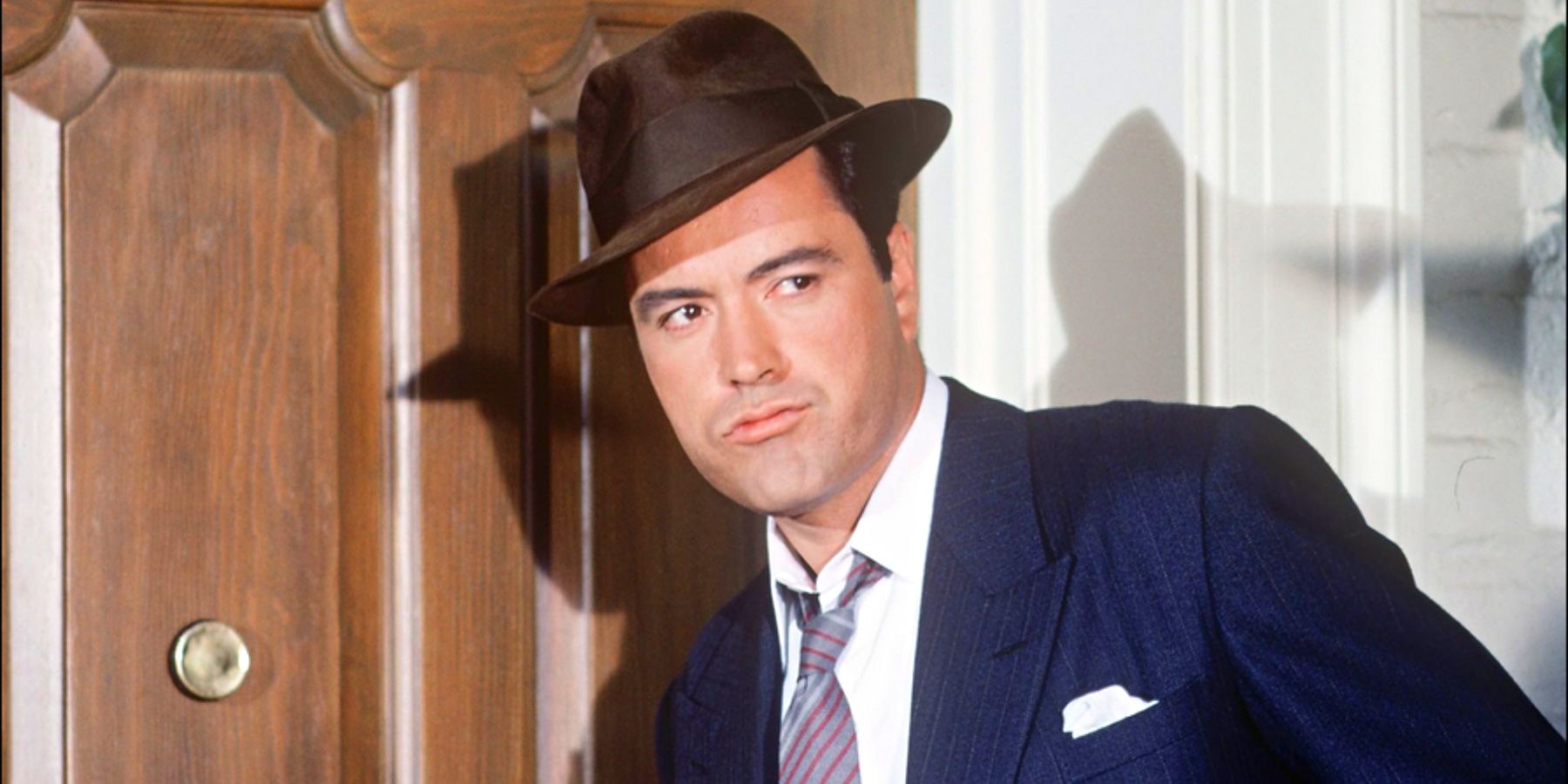 Philip Marlowe (Powers Booth) leaning near a door in Philip Marlowe Private Eye