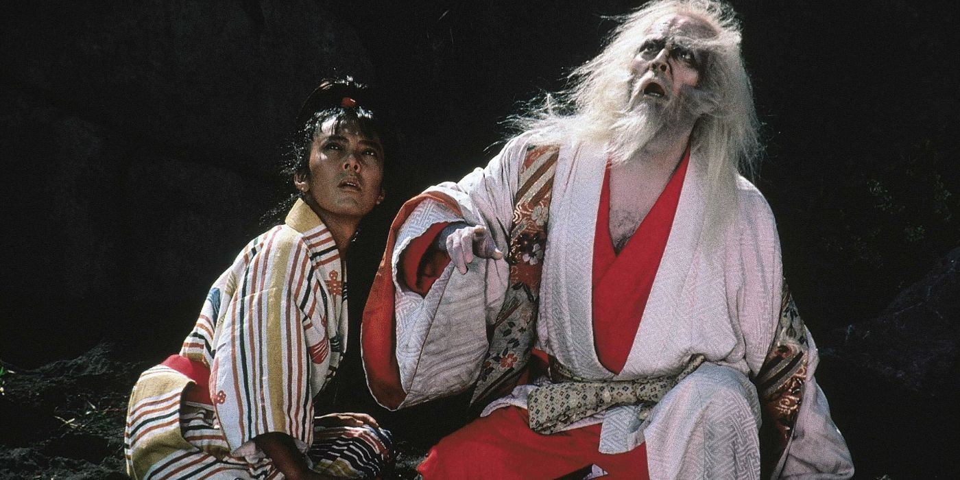 Tatsuya Nakadai as Lord Hidetora Ichimonji and Pîtâ as Kyoami running frightened in Ran