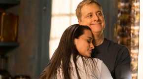 Alan Tudyk as Harry hugging Sara Tomko as Asta in Resident Alien