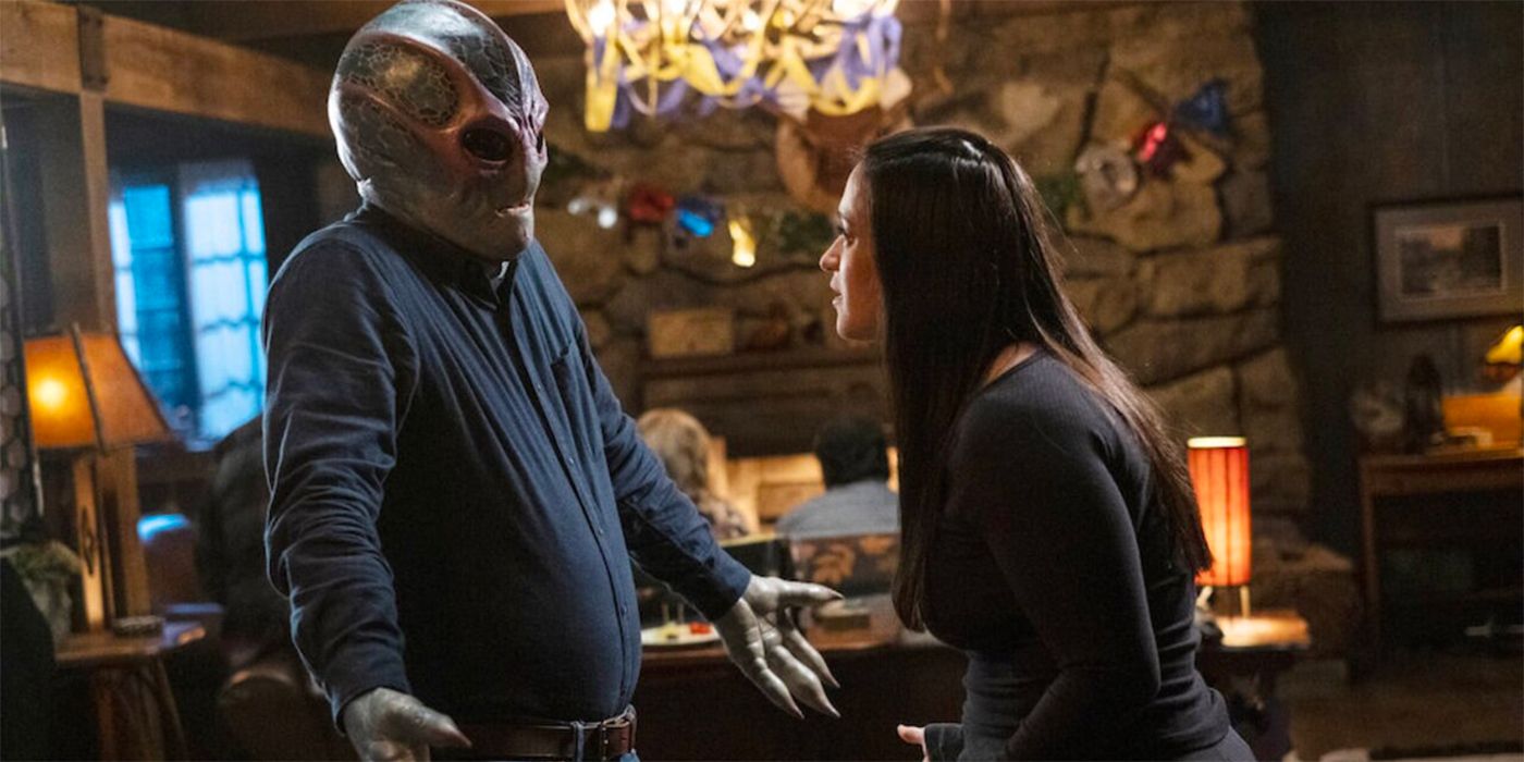 Sara Tomko as Asta talking to Alan Tudyk as Harry as an alien in Resident Alien.
