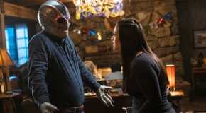 Sara Tomko as Asta talking to Alan Tudyk as Harry as an alien in Resident Alien.