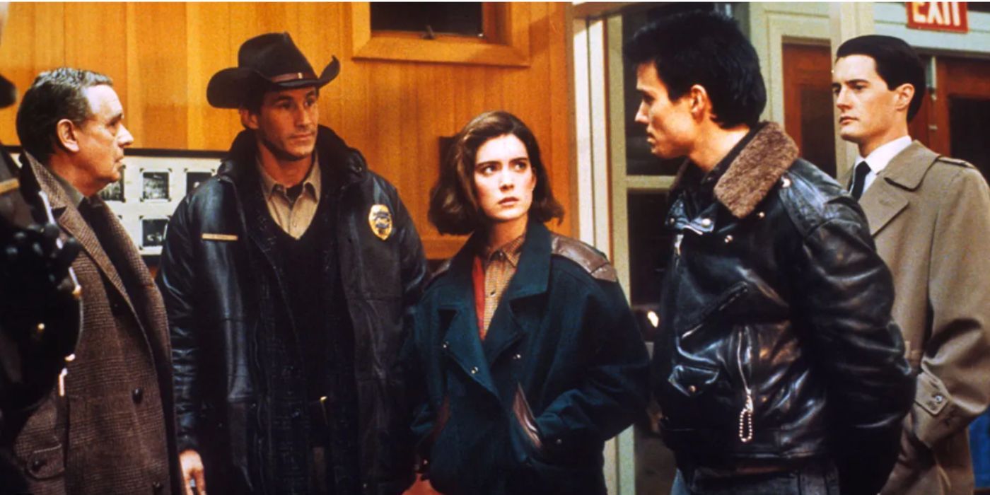 Kyle Maclachlan and Michael Ontkean as Dale Cooper and Sherrif Truman standing in police station in 'Twin Peaks'