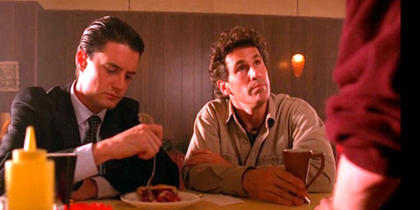 Kyle Maclachlan and Michael Ontkean as Dale Cooper and Sheriff Truman eating pie at diner in 'Twin Peaks' 