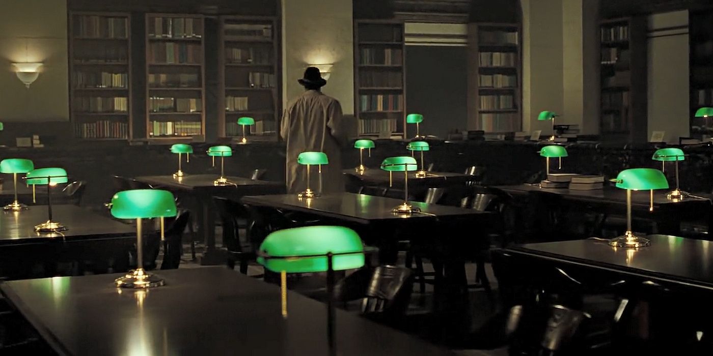 Dedektif Somerset (Morgan Freeman) Se7en'de yeşil lambalarla dolu bir kütüphaneden geçiyor.