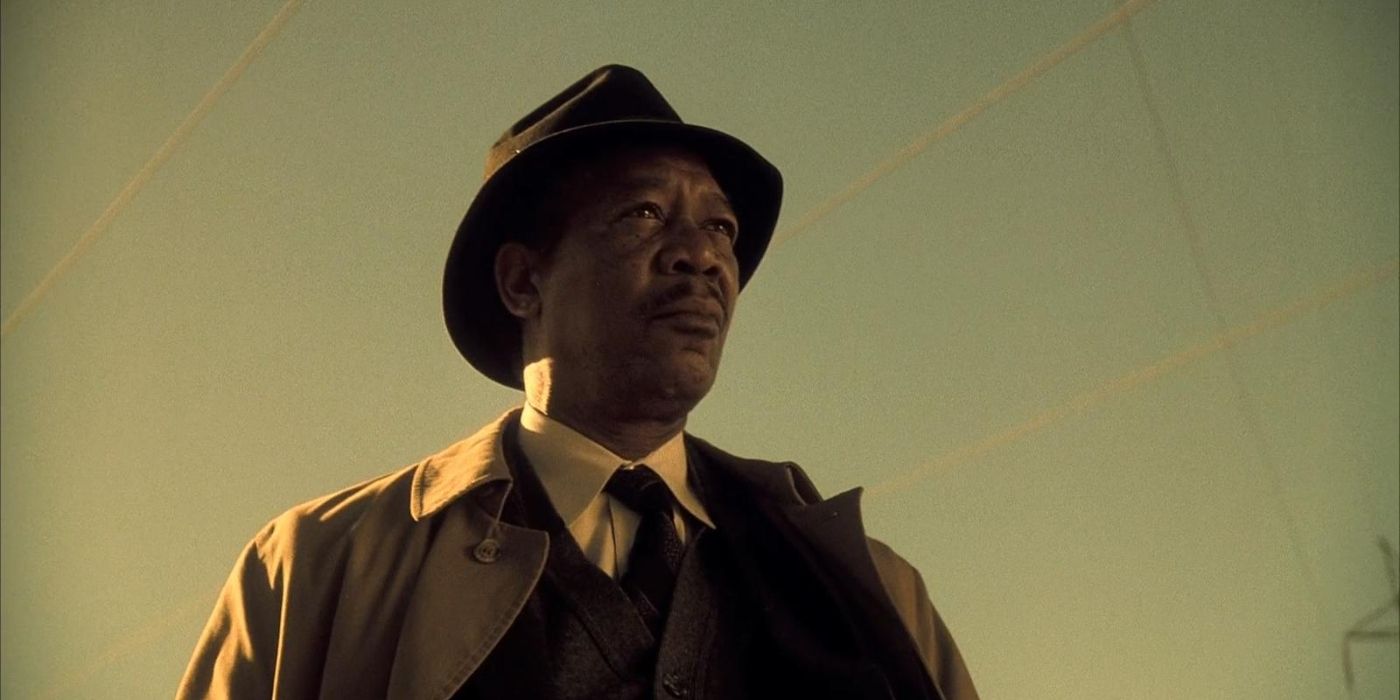 Dedektif Somerset (Morgan Freeman) güç hatlarının yanında duruyor ve Se7en'de ciddi görünüyor.
