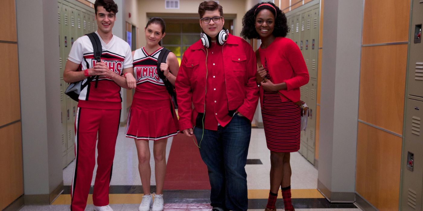 The Season 6 Newbies smiling for the camera in Glee