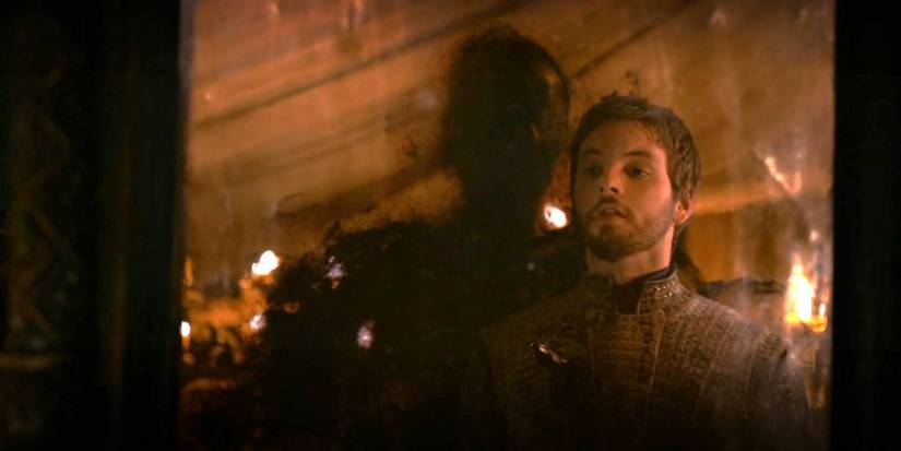 The Shadow assassin kills Renly Baratheon (Gethin Anthony) in 'Game of Thrones' Season 2.