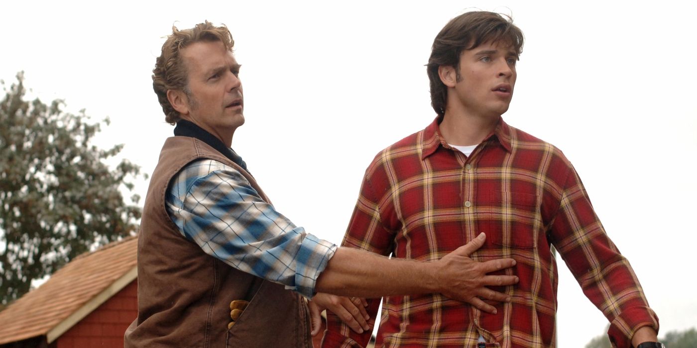 John Schneider e Tom Welling parecendo sério em Smallville
