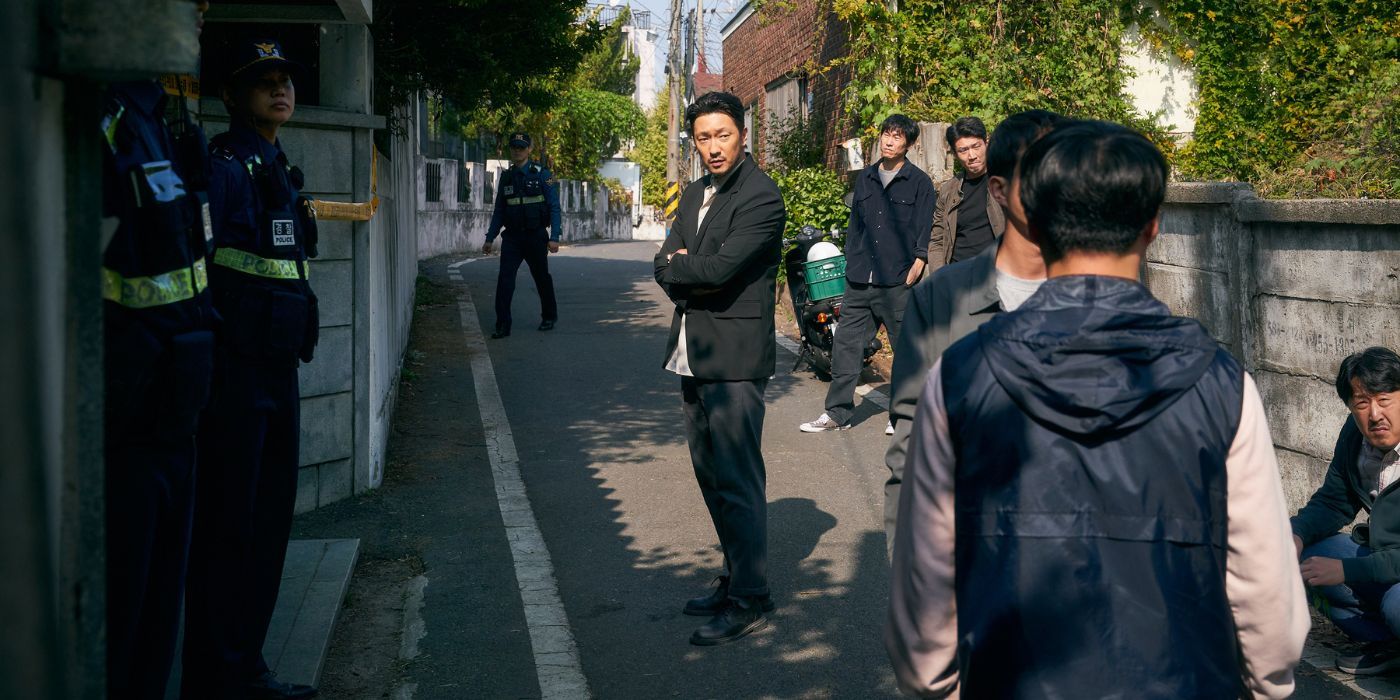 Son Suk-ku as Jang Nan-gam, at a crime scene in A Killer Paradox