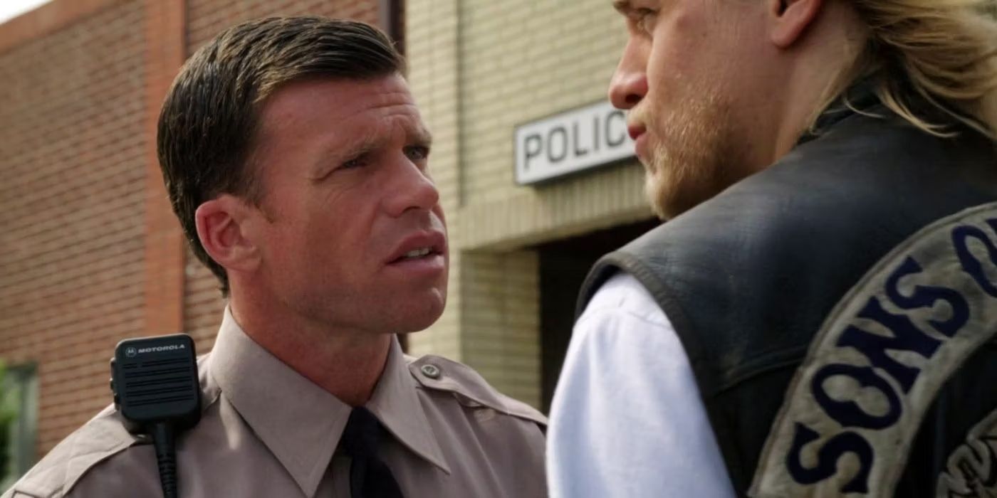 Taylor Sheridan as David Hale, talking to Jax (Charlie Hunham) outside a police station in Sons of Anarchy.