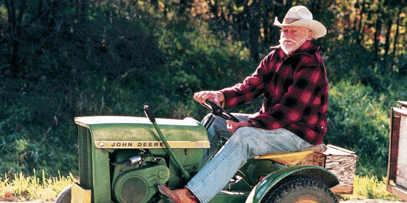 Richard Farnsworth as Alvin Straight riding a John Deere tractor in 'The Straight Story'