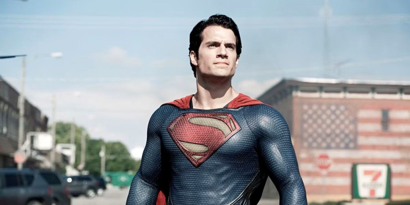 Superman looking to the distance from the middle of a street in a small town in 'Man of Steel'