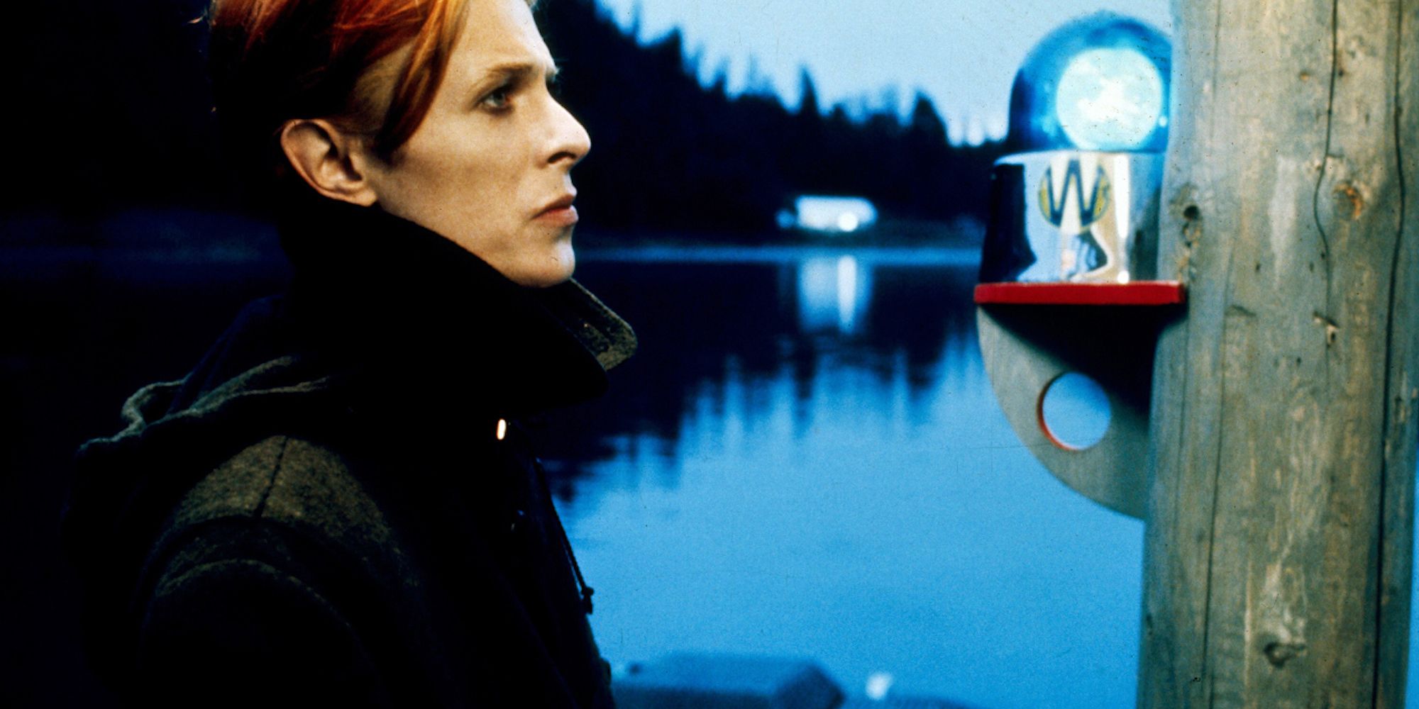 David Bowie looking at a light pole in The Man Who Fell to Earth