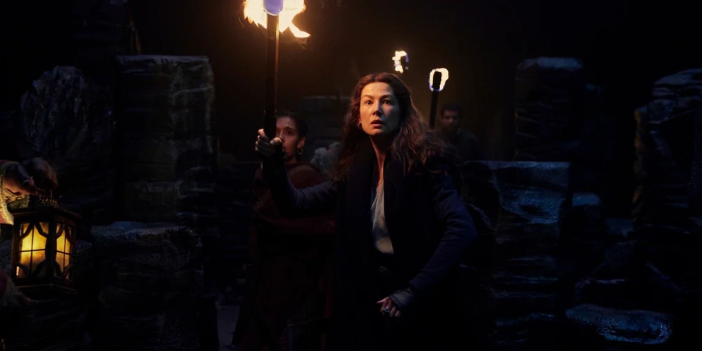 Moiraine holds a torch as she traverses the Ways, the other trailing behind her