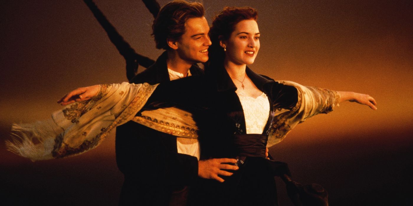 Jack y Rose están en la proa del Titanic, Jack sosteniendo a Rose por la cintura y Rose con los brazos extendidos.