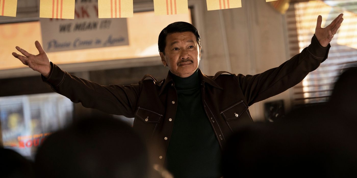 Toan Li interpreta a un general que levanta las manos en el aire en 
