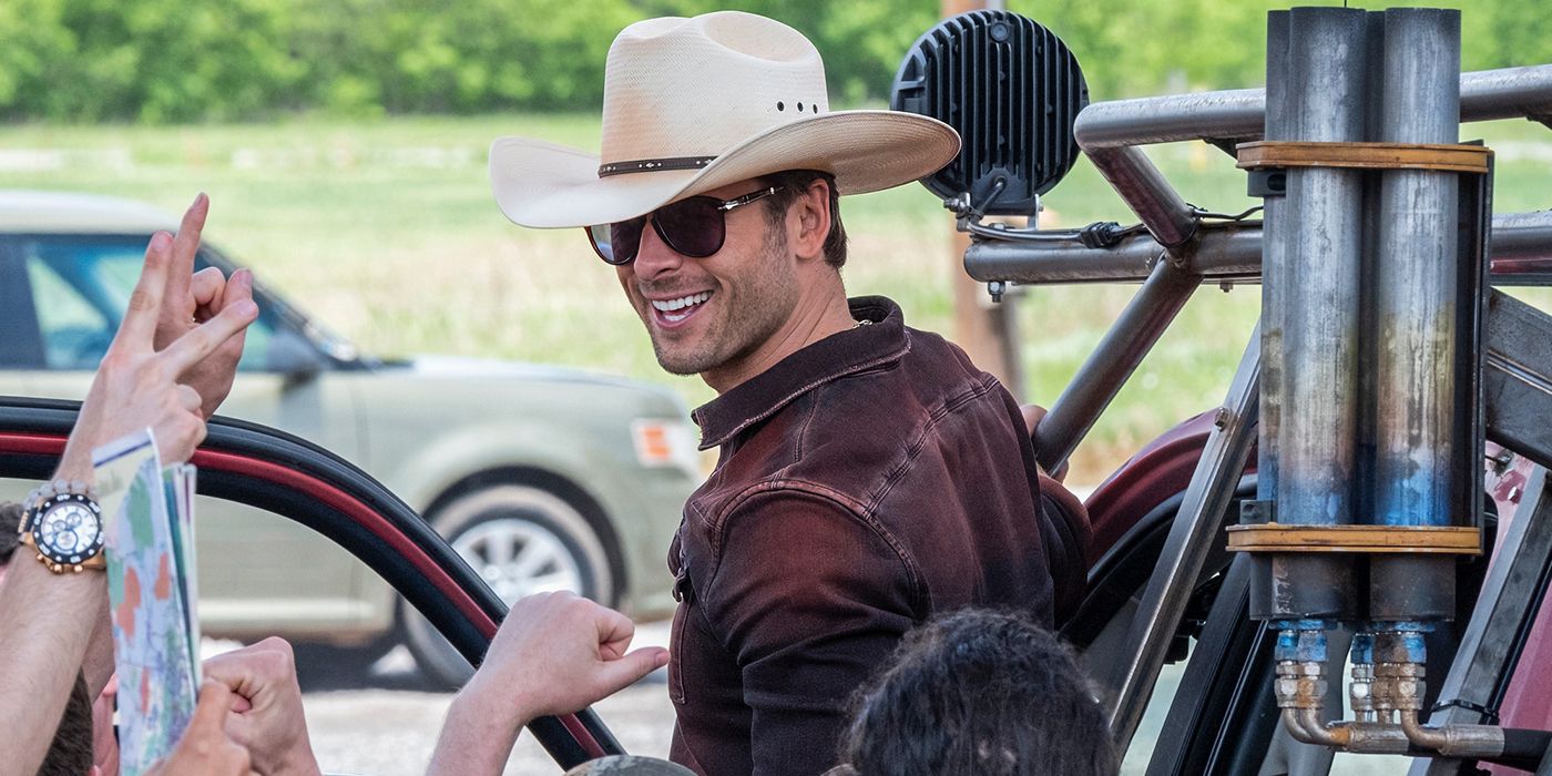 Glen Powell wearing a cowboy hat and sunglasses as Tyler Owens, in Twisters.