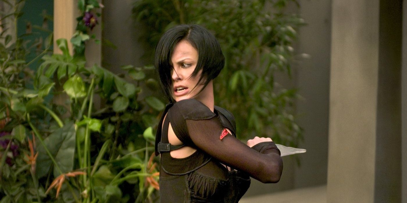 Charlize Theron fighting outside in Aeon Flux 